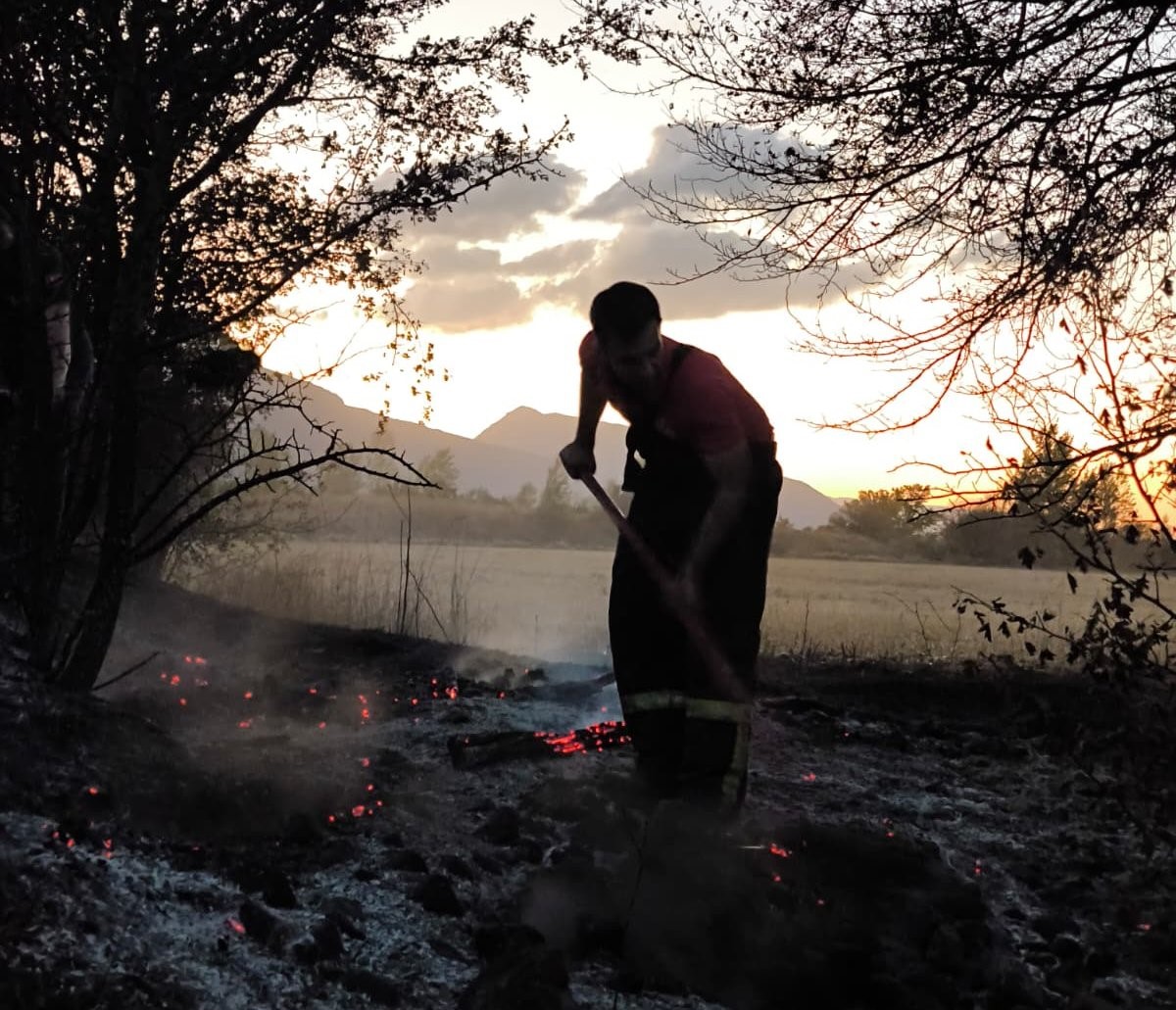 Anız yangını itfaiyenin m&uuml;dahalesiyle s&ouml;nd&uuml;r&uuml;ld&uuml;
