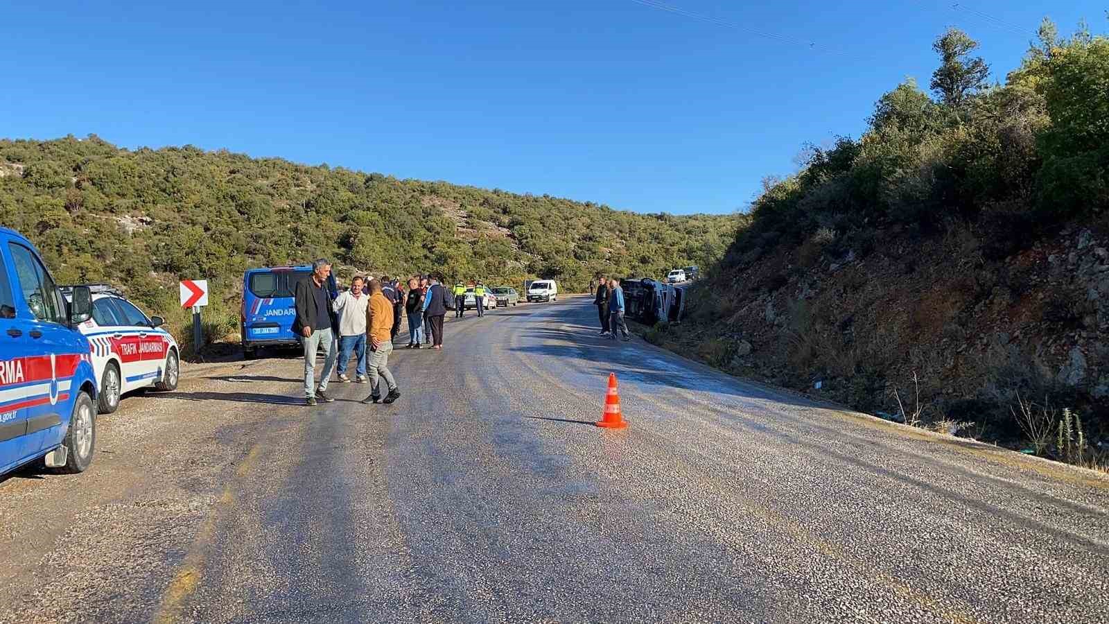 Mersin&rsquo;de yine minib&uuml;s kazası: 1&rsquo;i ağır 6 yaralı
