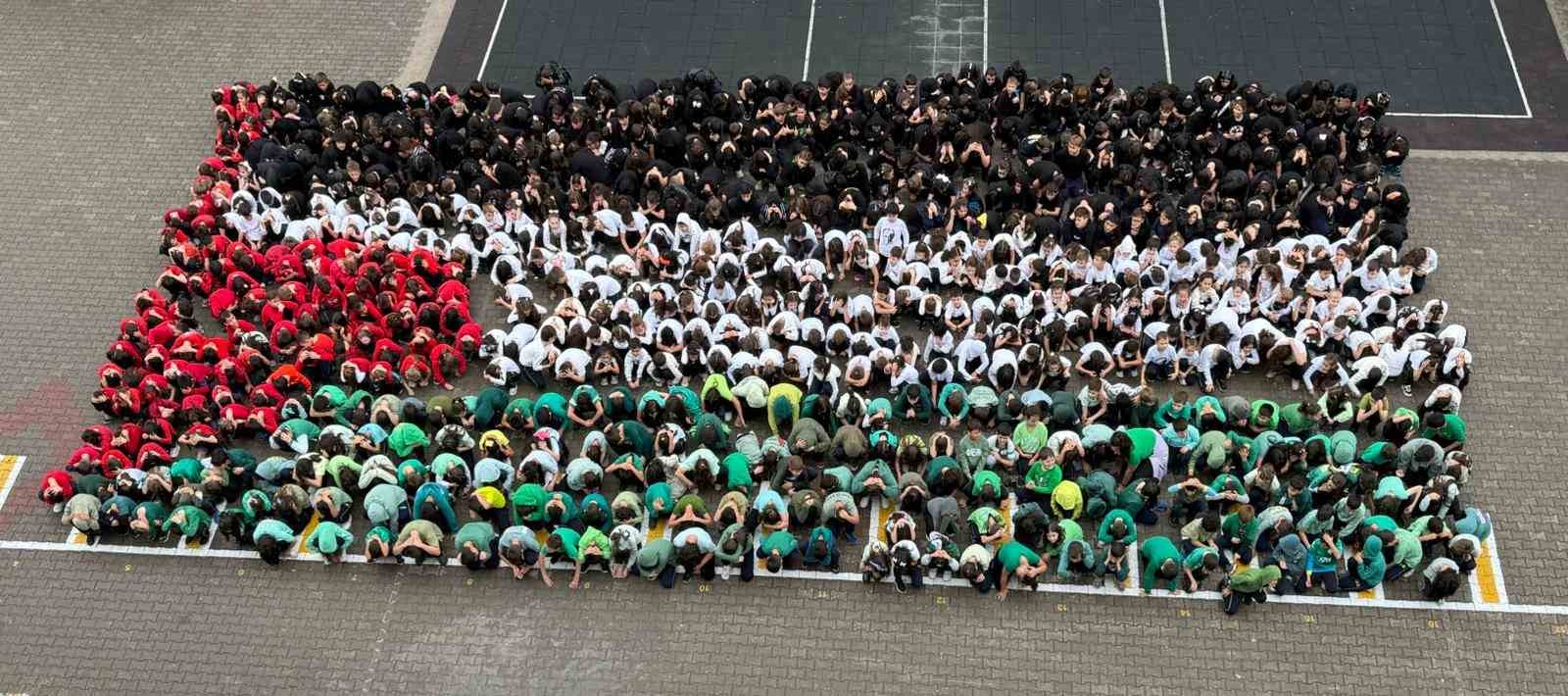 600 &ouml;ğrenciden Filistin&rsquo;e dev bayraklı destek
