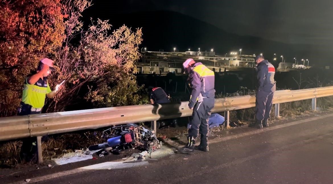 İzmir&rsquo;de pikap ile elektrikli bisikletin &ccedil;arpıştığı kazada 2 kişi &ouml;ld&uuml;
