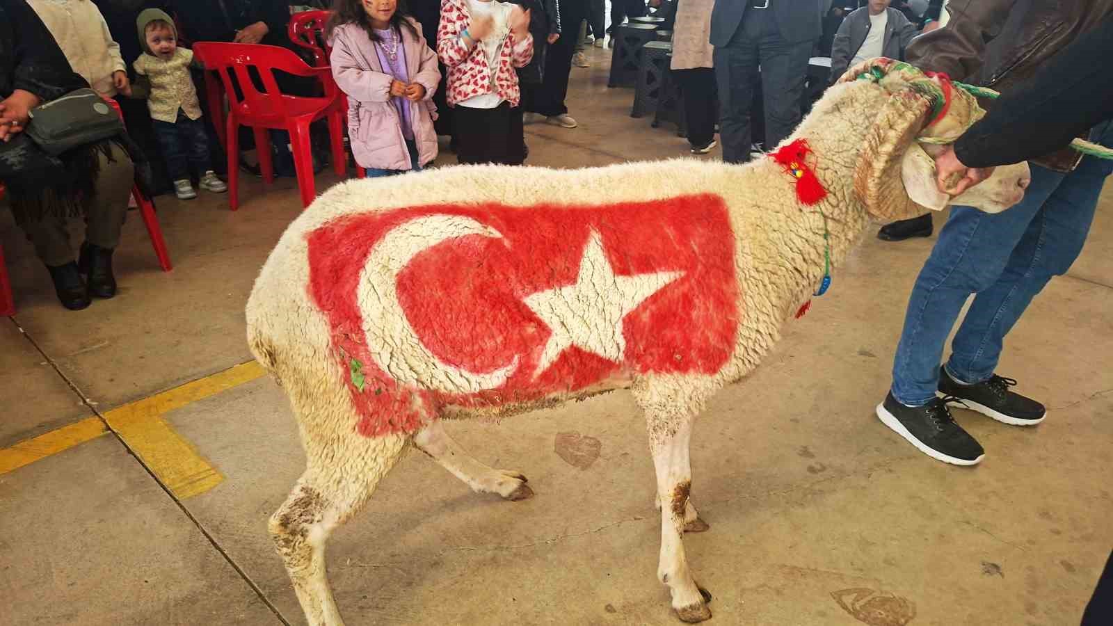 &Uuml;zerinde T&uuml;rkiye ve Filistin bayrakları &ccedil;izili olan ko&ccedil;, Filistinliler i&ccedil;in a&ccedil;ık artırmaya &ccedil;ıkarıldı
