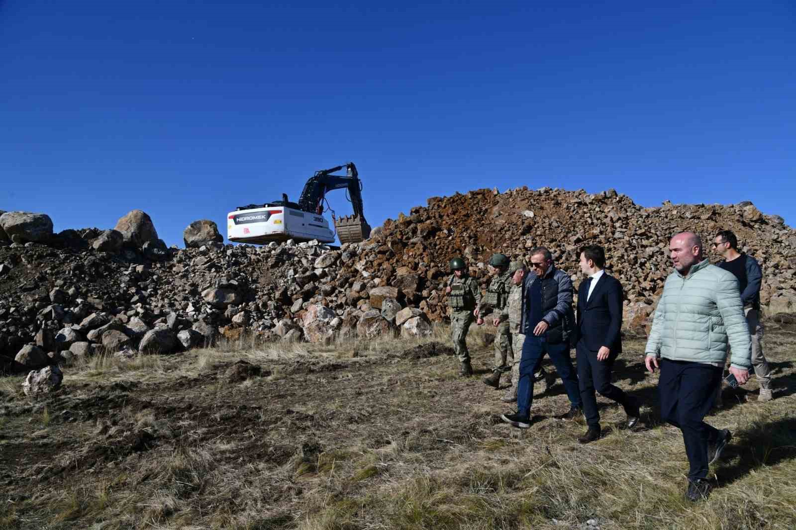 Vali Çiçek sınır bölgesinde incelemelerde bulundu