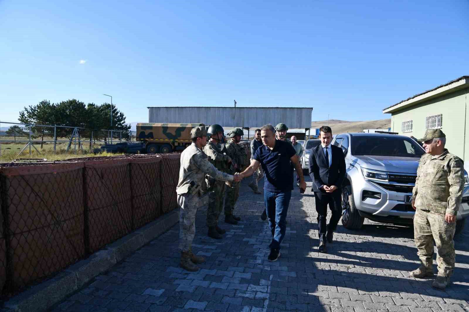 Vali Çiçek sınır bölgesinde incelemelerde bulundu