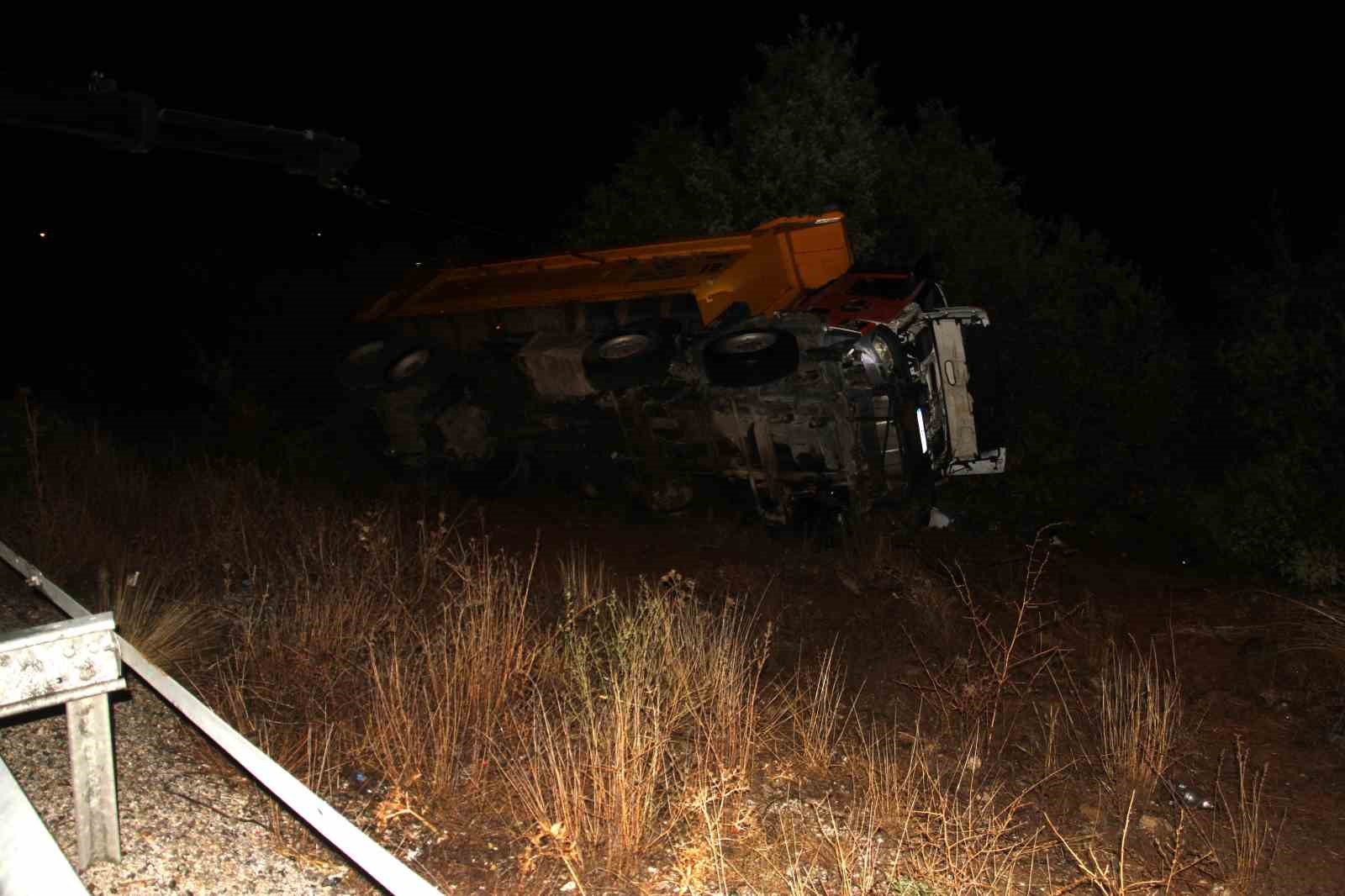 Kamyon bariyerlere çarpıp şarampole devrildi: 2 ölü, 1 yaralı