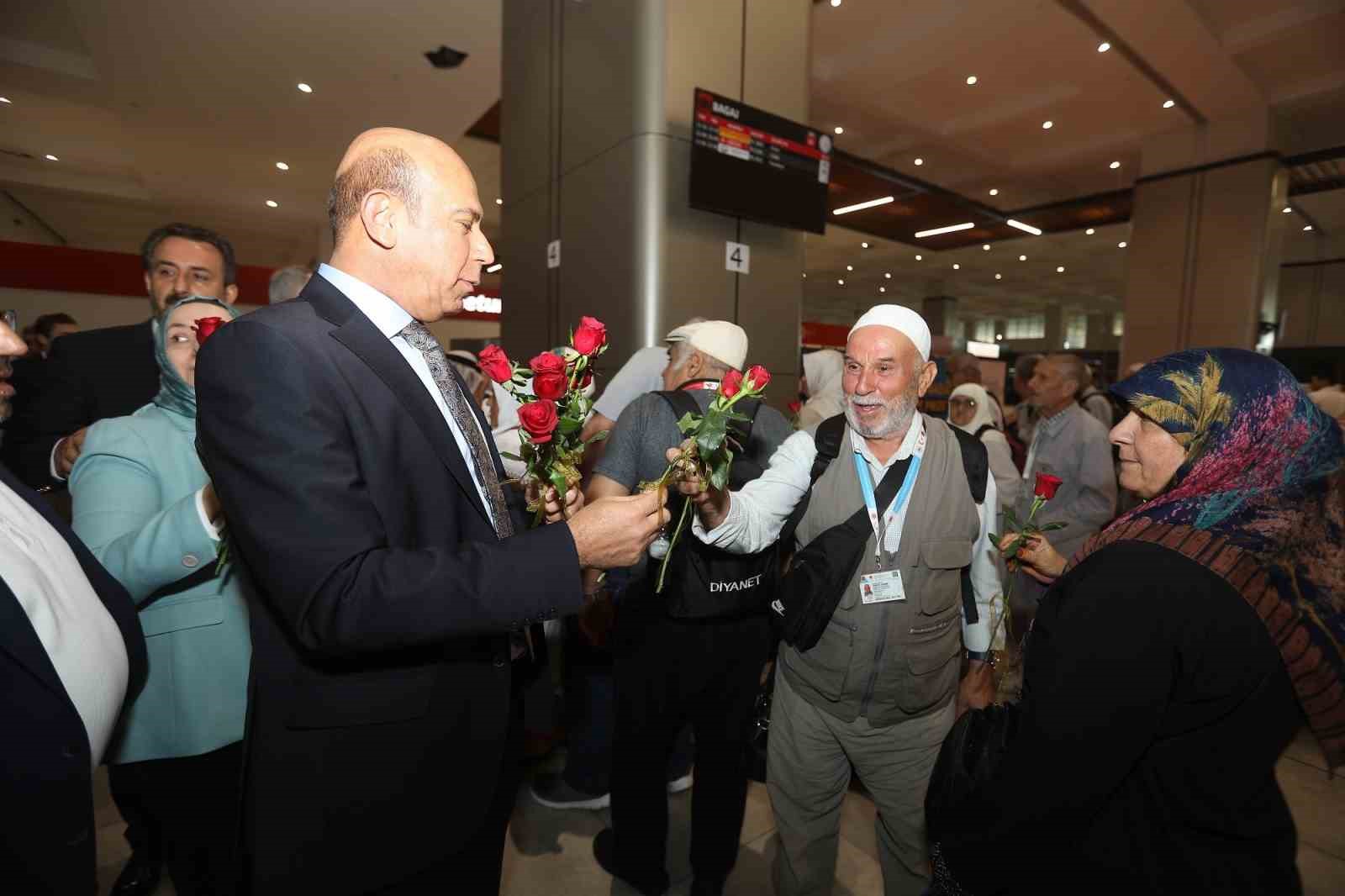 Umrelerini tamamlayan 300 kişilik ilk kafile yurda d&ouml;nd&uuml;
