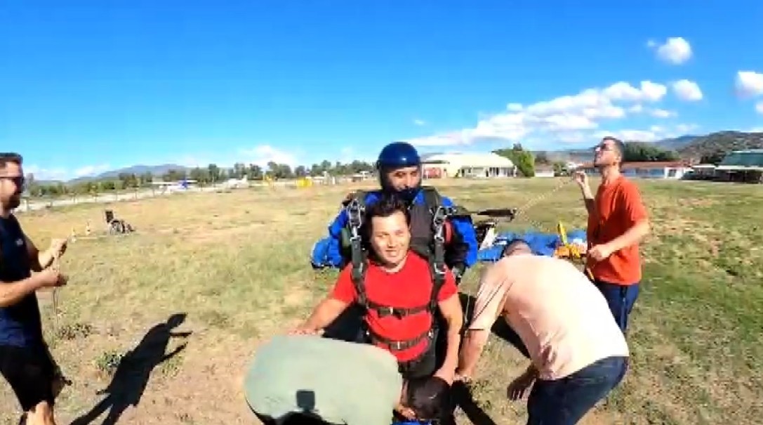 Bedensel ve görme engelli sporcudan nefes kesen paraşüt atlayışı