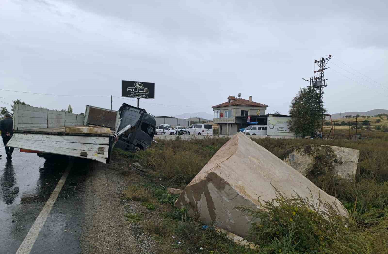 Mermer yüklü tırın metrelerce kaydığı anlar güvenlik kamerasında
