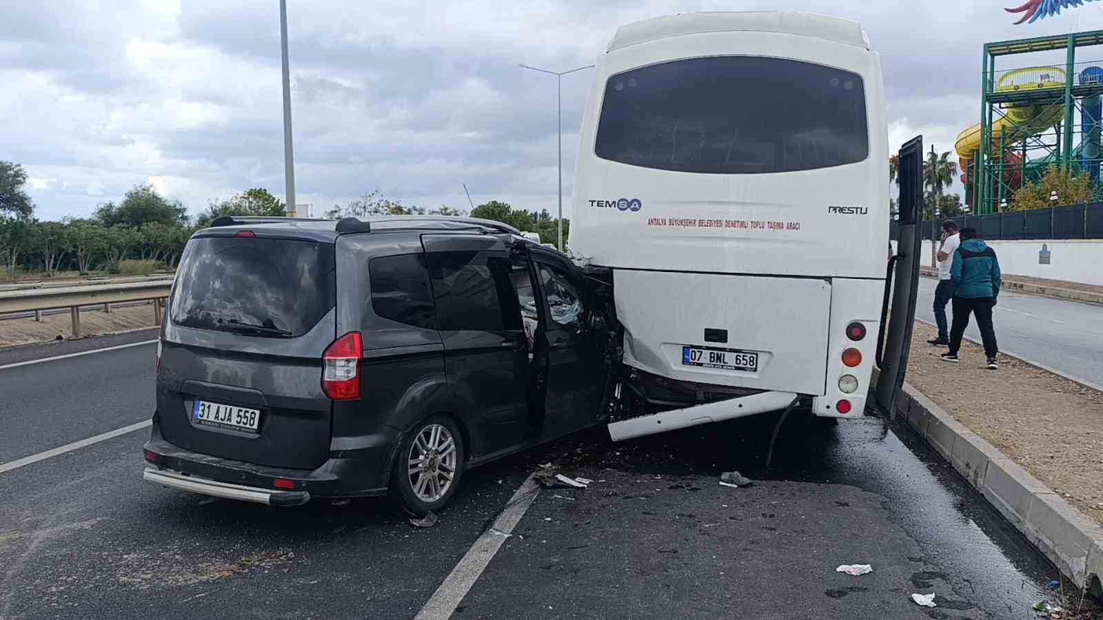Antalya’da hafif ticari araç midibüse çarptı: 1’i ağır 2 yaralı