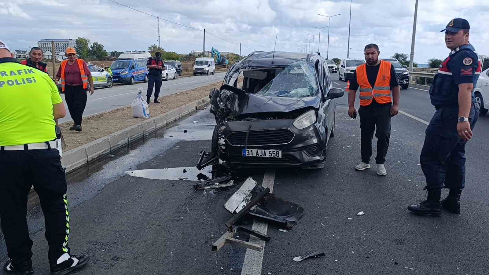 Antalya&rsquo;da hafif ticari ara&ccedil; midib&uuml;se &ccedil;arptı: 1&rsquo;i ağır 2 yaralı
