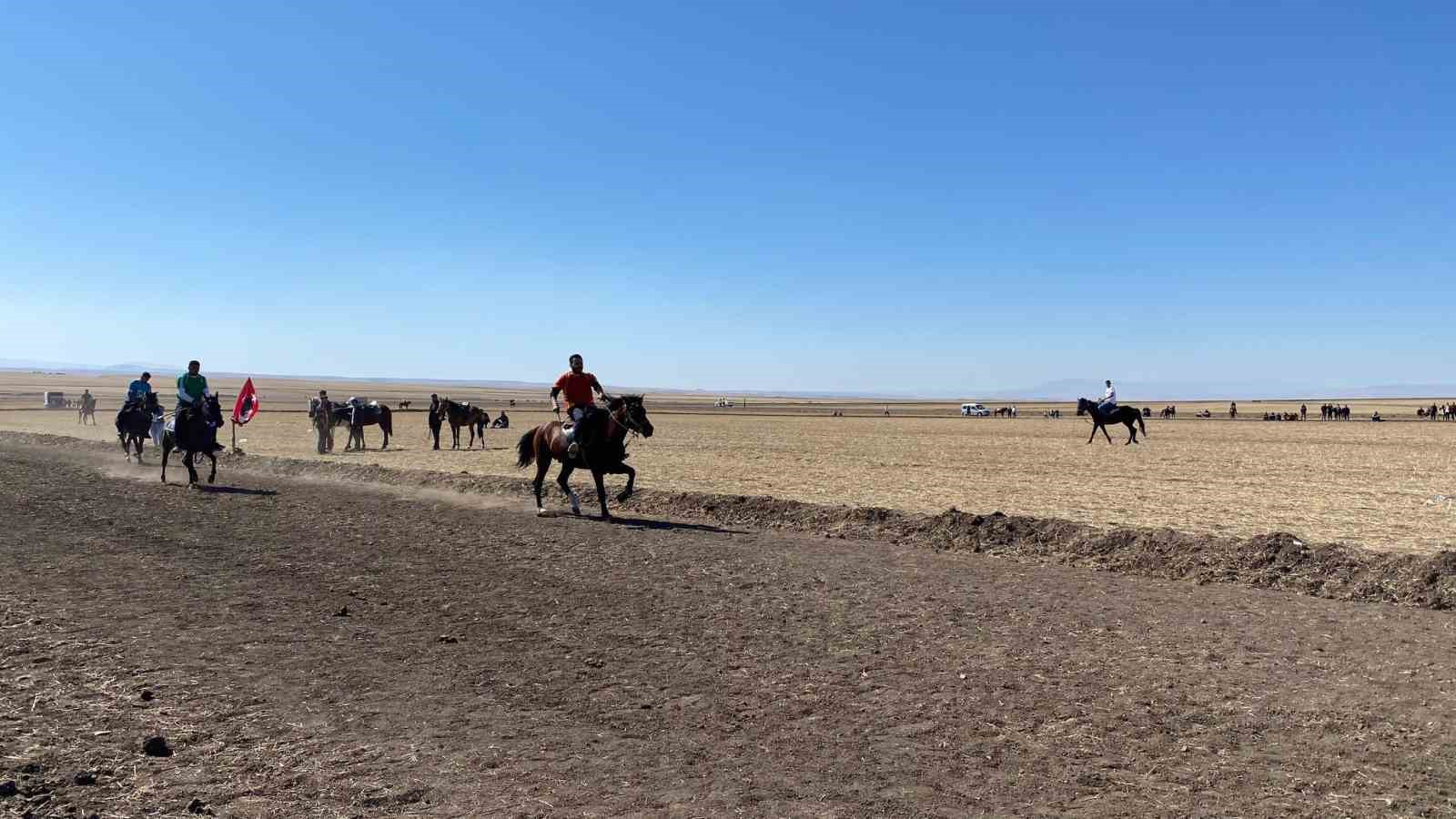 Arpaçay’da 4. Geleneksel Rahvan At Yarışları yapıldı