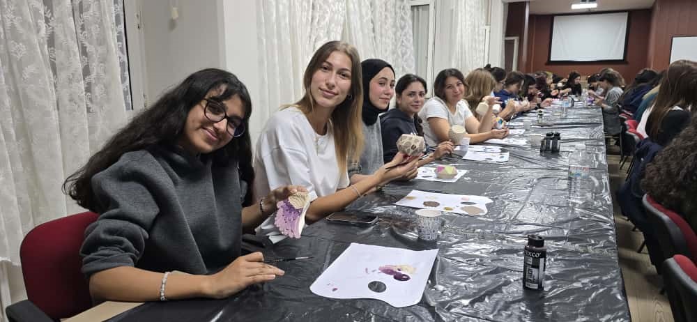 Muğla&rsquo;da gençlerden yurt öğrencilerine seramik atölyesi