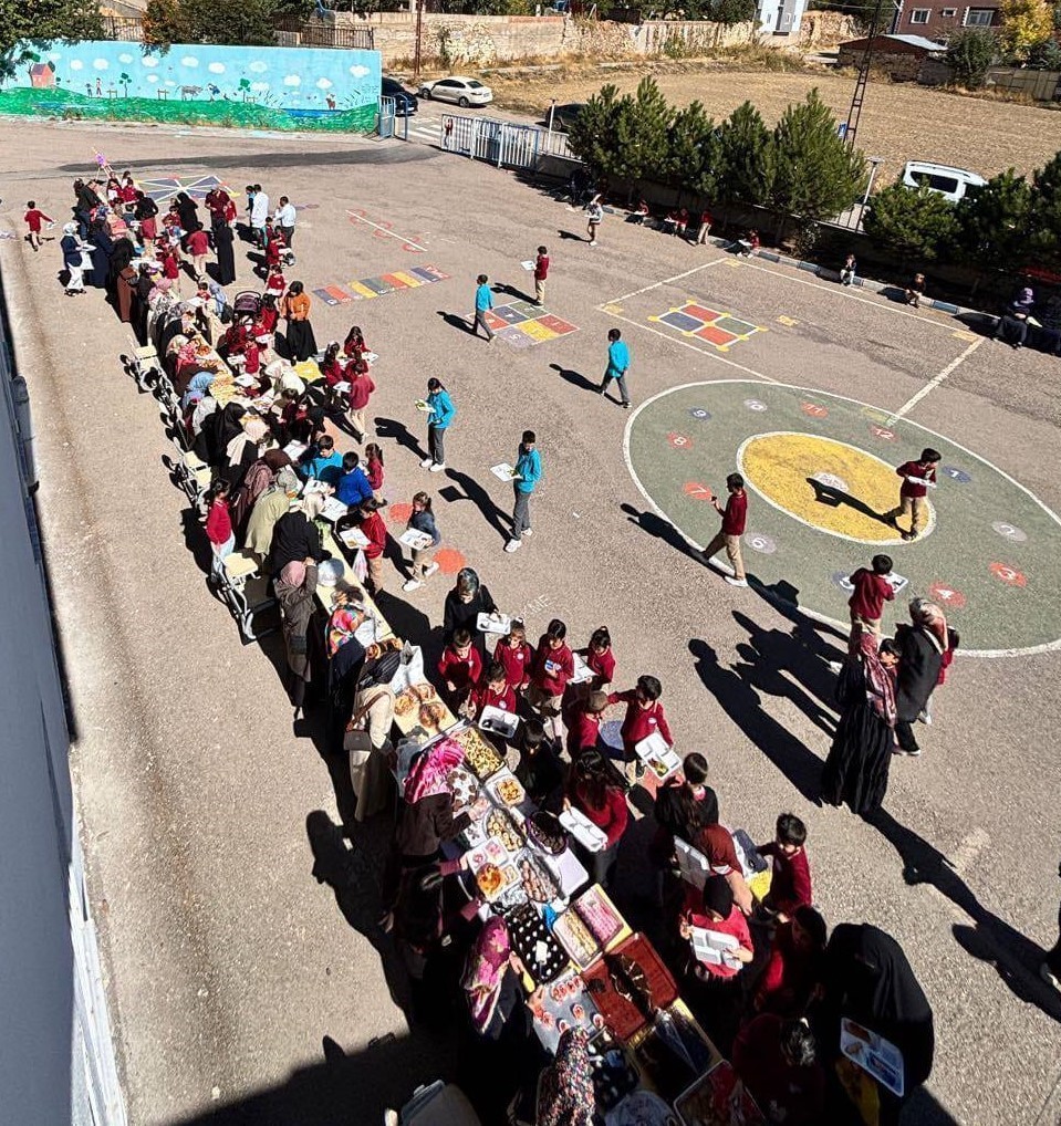 Aydıntepe’de ’Kültür ve Sohbet Odası’ yapımına destek amaçlı kitap fuarı düzenlendi