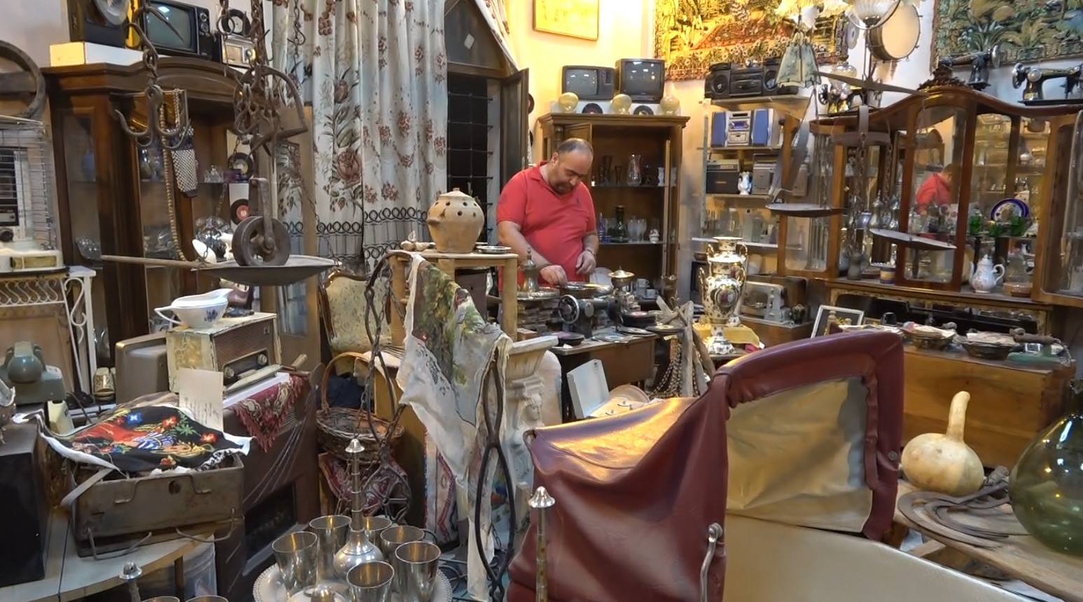 Kilis’teki antikacı, sergilediği eşyalarla geçmişe ışık tutuyor