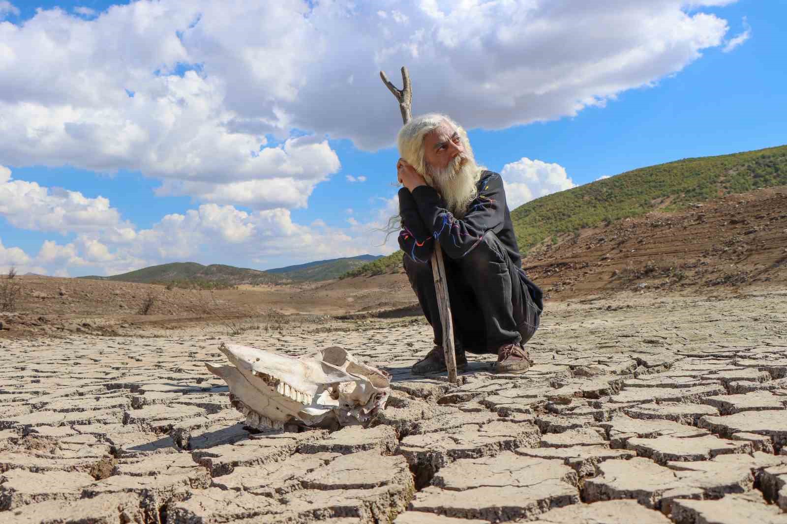 Gülbahar Barajı kuruma noktasına geldi: Eski yol ortaya çıktı