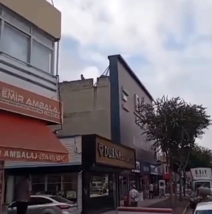 Adana&rsquo;da uyuşturucu bağımlısının aile bireylerini rehin aldığı iddiası
