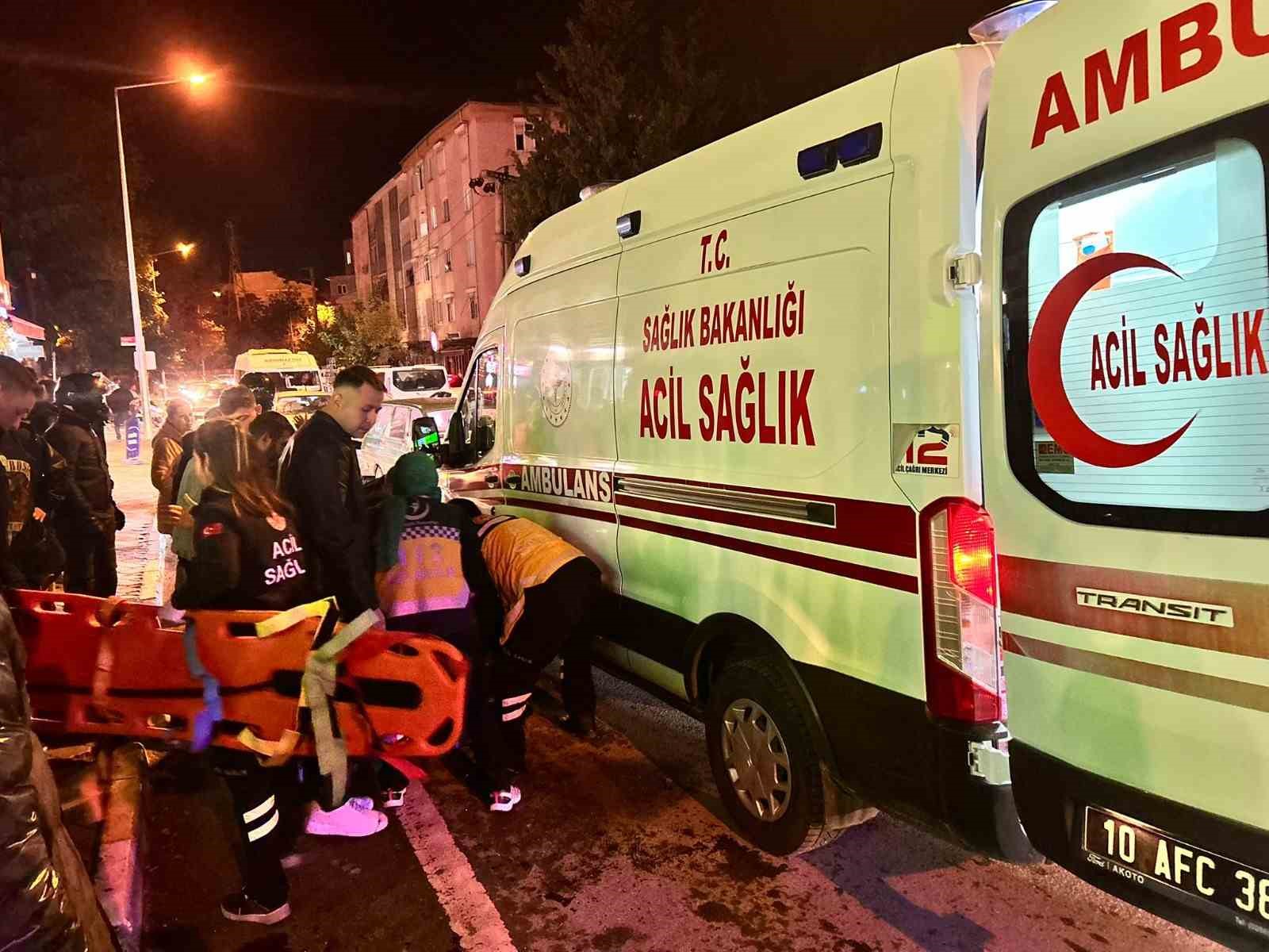 Balıkesir’de motosiklet yayaya çarptı: 2 yaralı
