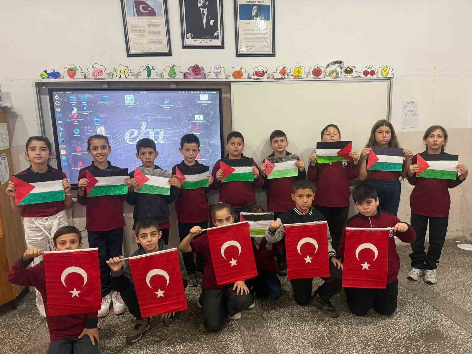 Balıkesir okullarında öğrencilerden Filistin’e destek