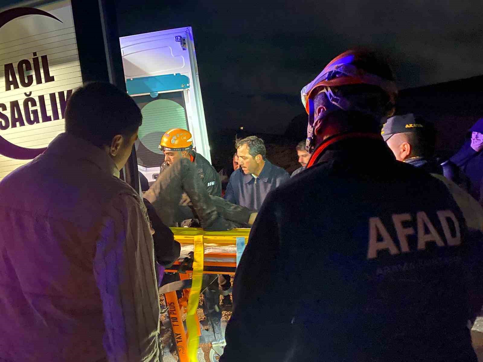 Karaman&rsquo;da kontrolden &ccedil;ıkan kamyonet kayalıklara &ccedil;arptı: 1 yaralı
