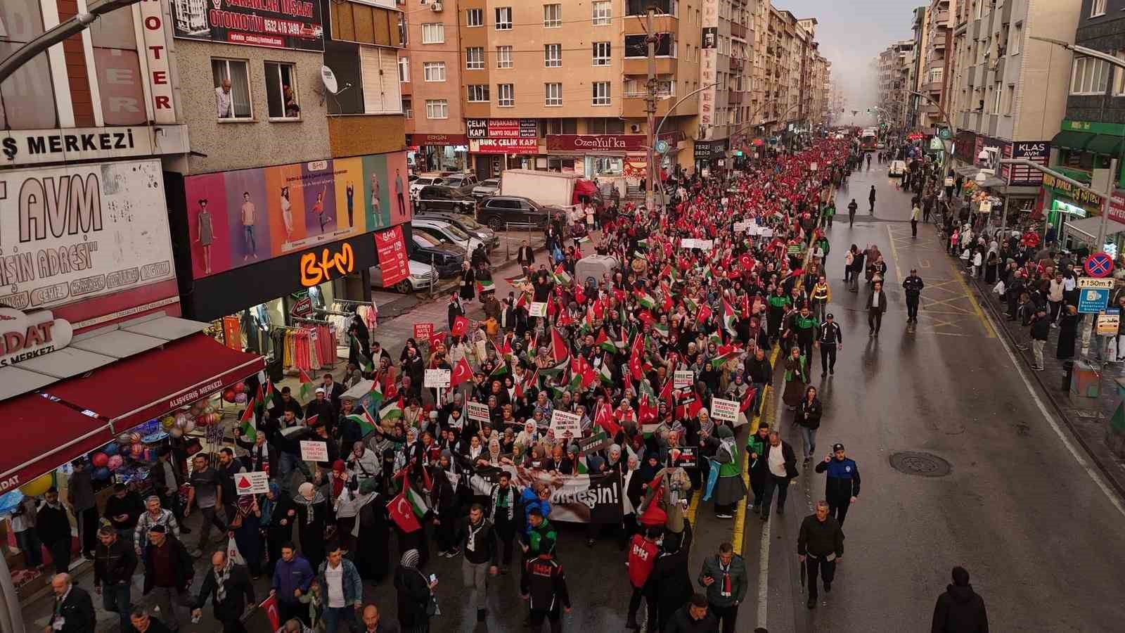 Gebze&rsquo;de binlerce kişi Gazze i&ccedil;in y&uuml;r&uuml;d&uuml;
