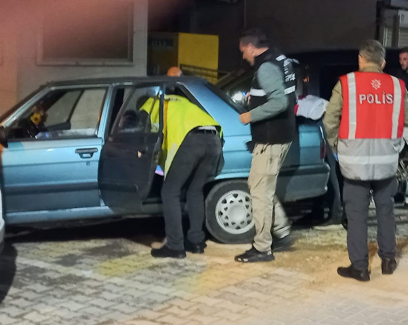 Ezine’de uyuşturucu operasyonu: Kokain ve 500 bin TL yakalandı