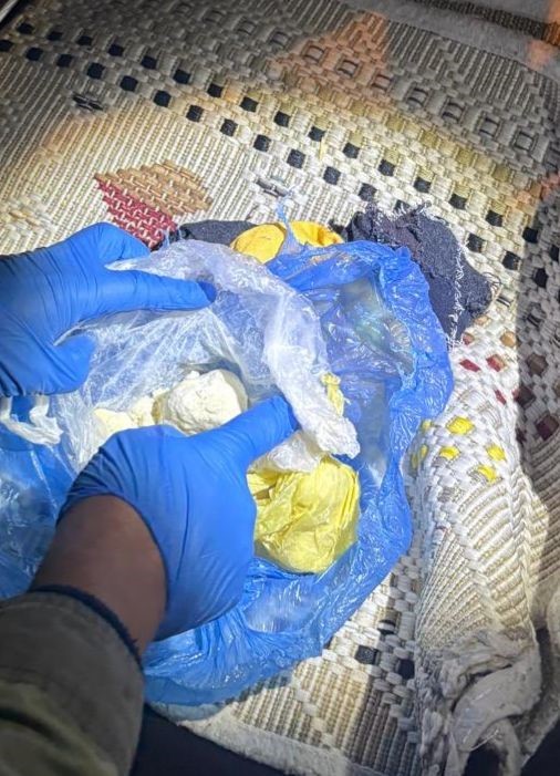 Ezine&rsquo;de uyuşturucu operasyonu: Kokain ve 500 bin TL yakalandı
