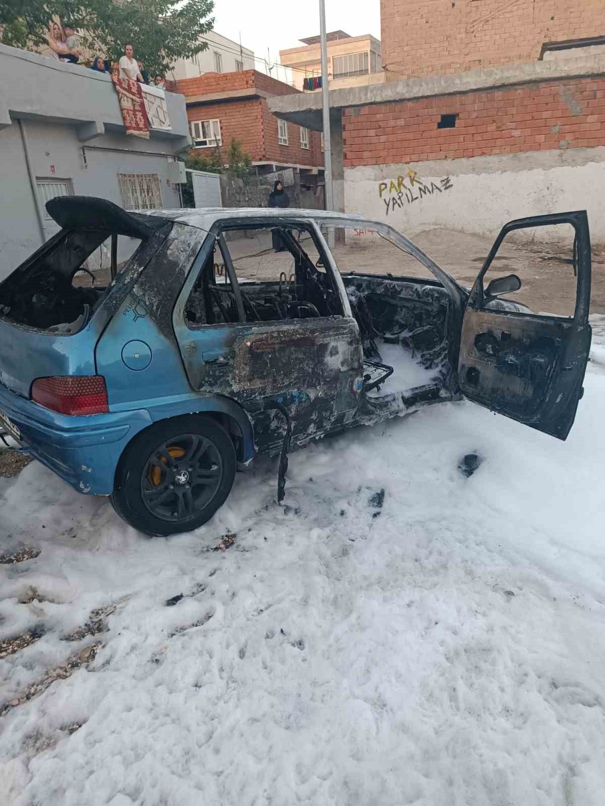 Batman’da park halindeki otomobil alev aldı

