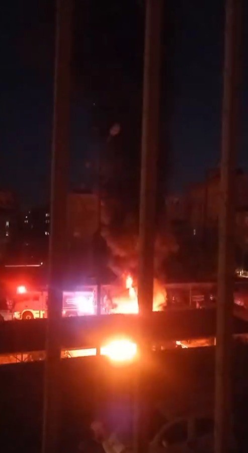 Viranşehir&rsquo;de park halindeki trakt&ouml;r alev topuna d&ouml;nd&uuml;
