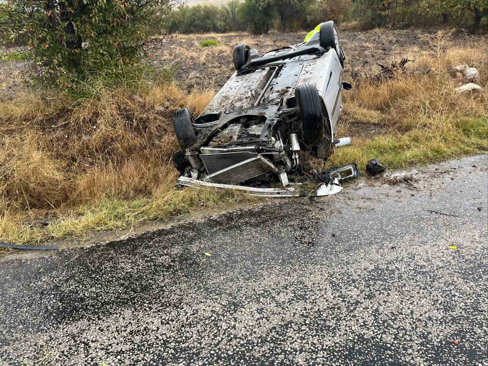 Takla atan otomobilde 3 kişi yaralandı