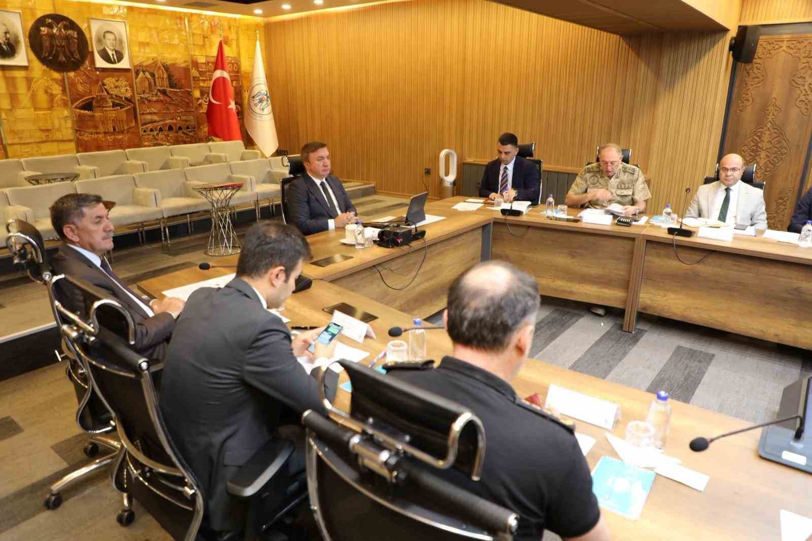 Bakan Yerlikaya ve Uraloğlu, valilerle VKS üzerinden toplantı yaptı