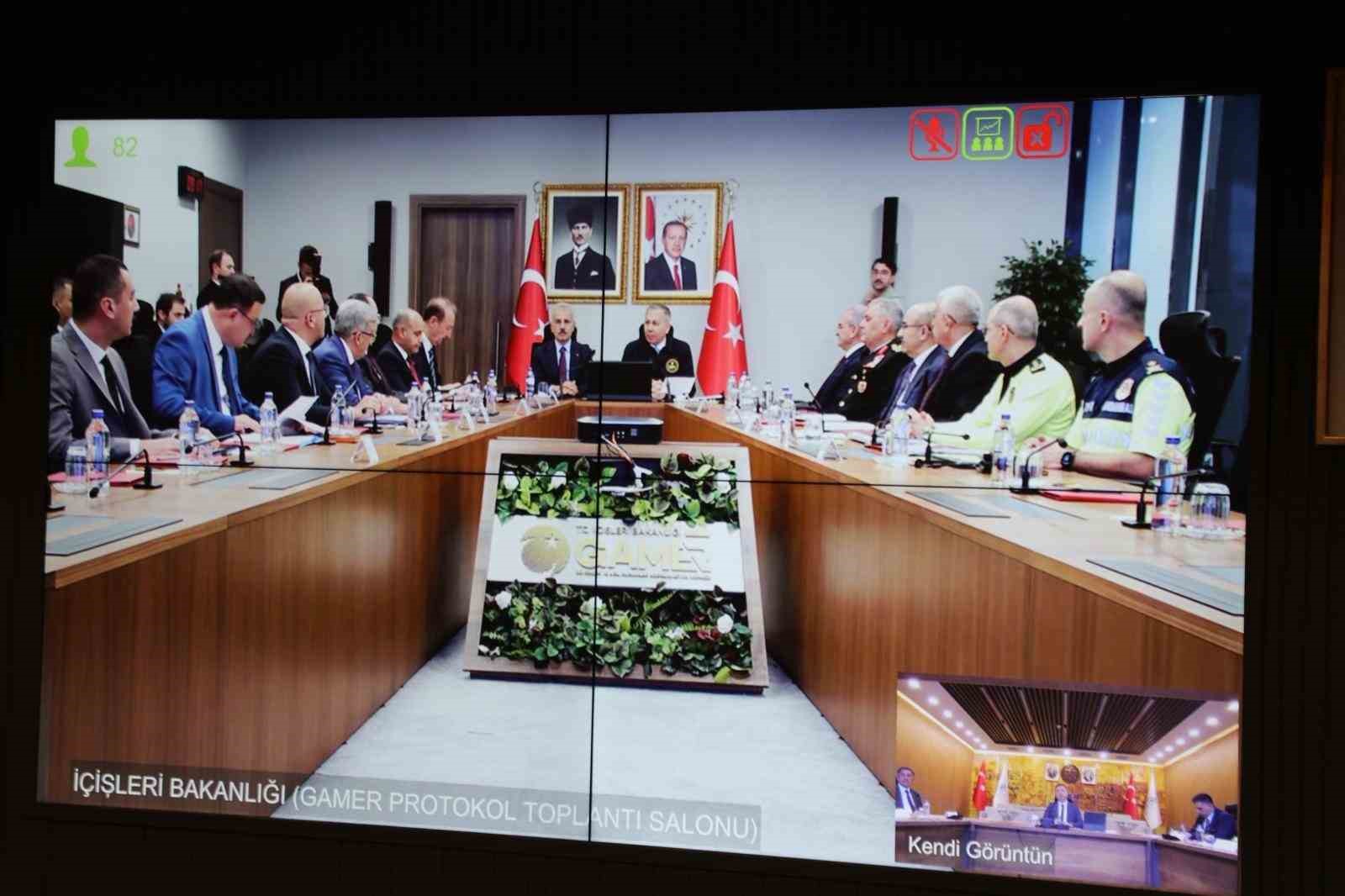 Bakan Yerlikaya ve Uraloğlu, valilerle VKS üzerinden toplantı yaptı