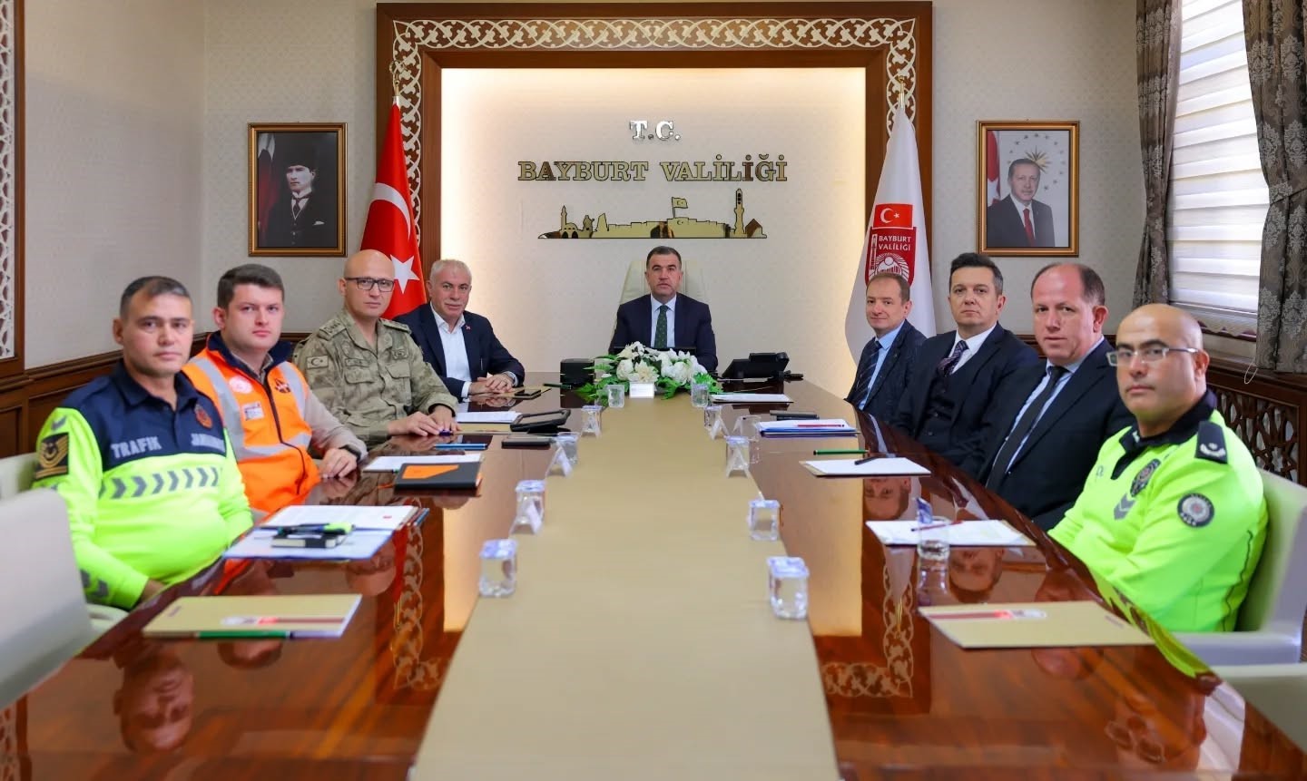 Bakan Yerlikaya ve Uraloğlu, valilerle VKS üzerinden toplantı yaptı