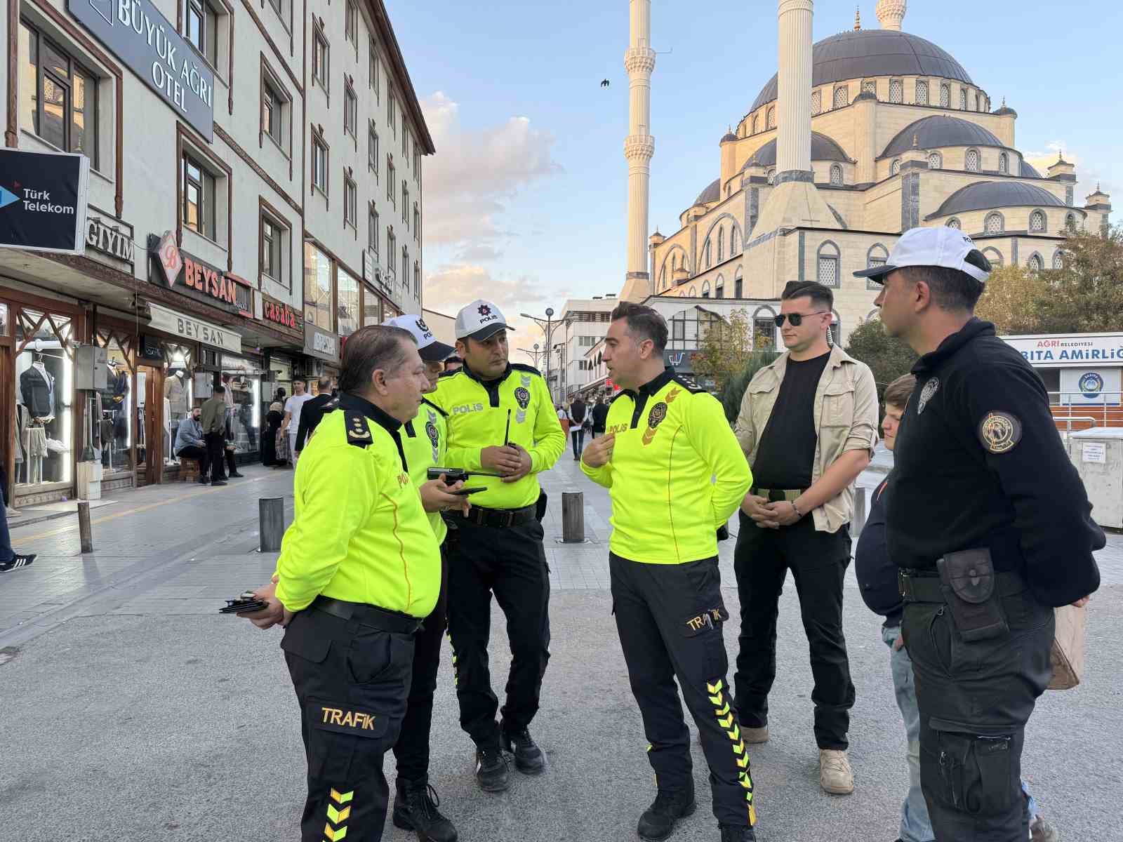 Ağrı Emniyet M&uuml;d&uuml;r&uuml;, trafik sorununa &ccedil;&ouml;z&uuml;m i&ccedil;in sahada
