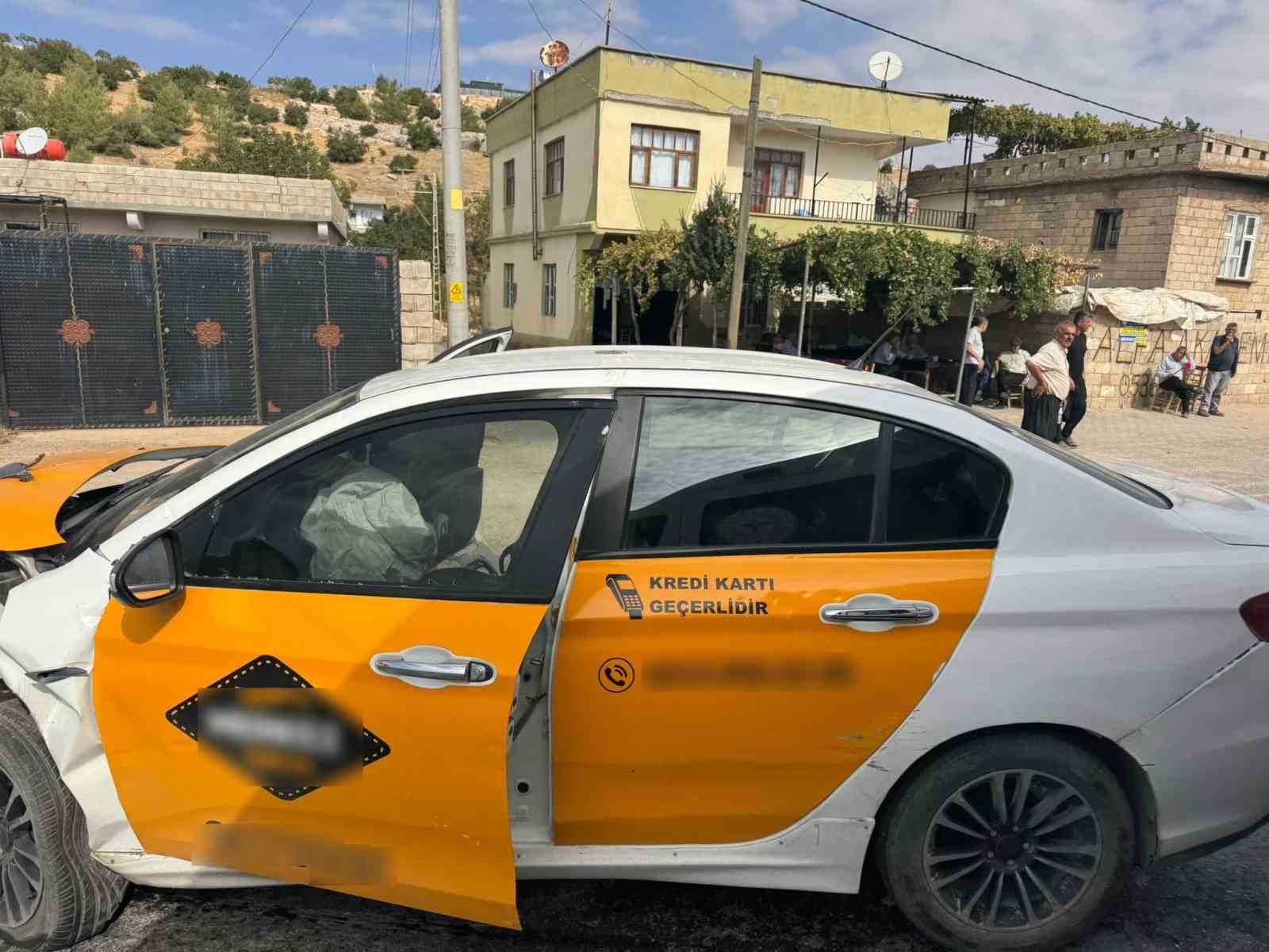 Hafif ticari araç ile otomobil çarpıştı: 2 yaralı
