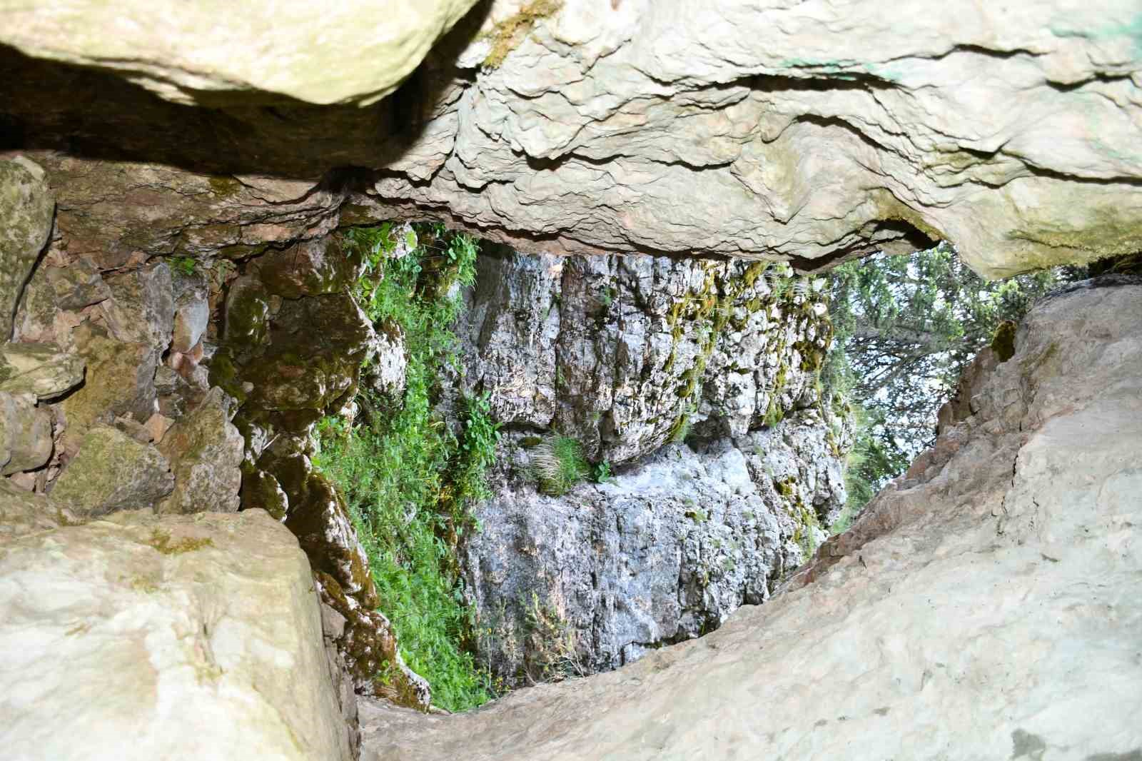 Bin 700 rakımlı zirvede 4 kilometre uzunluğundaki mağara görenleri mest ediyor