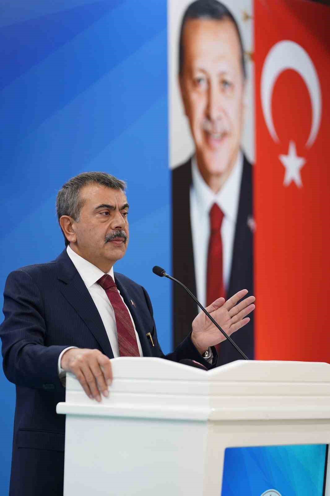 Bakan Tekin: "Hi&ccedil;bir &ouml;ğrencimizin geride kalmadığı bir eğitim sistemi inşa etmek i&ccedil;in &ccedil;aba g&ouml;steriyoruz"
