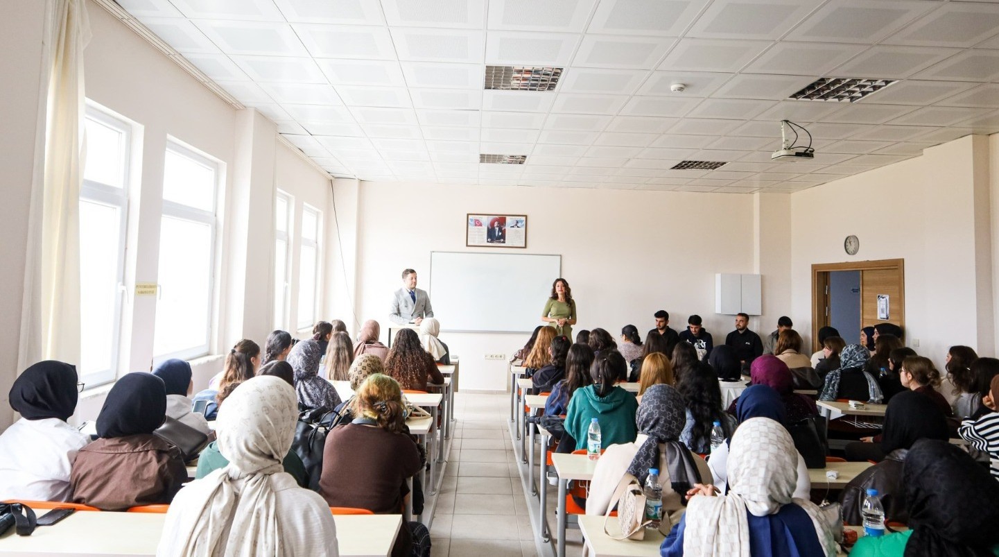 Sağlık &ouml;ğrencilerine ilk ders İl Sağlık M&uuml;d&uuml;r&uuml; &Ccedil;avdar&rsquo;dan
