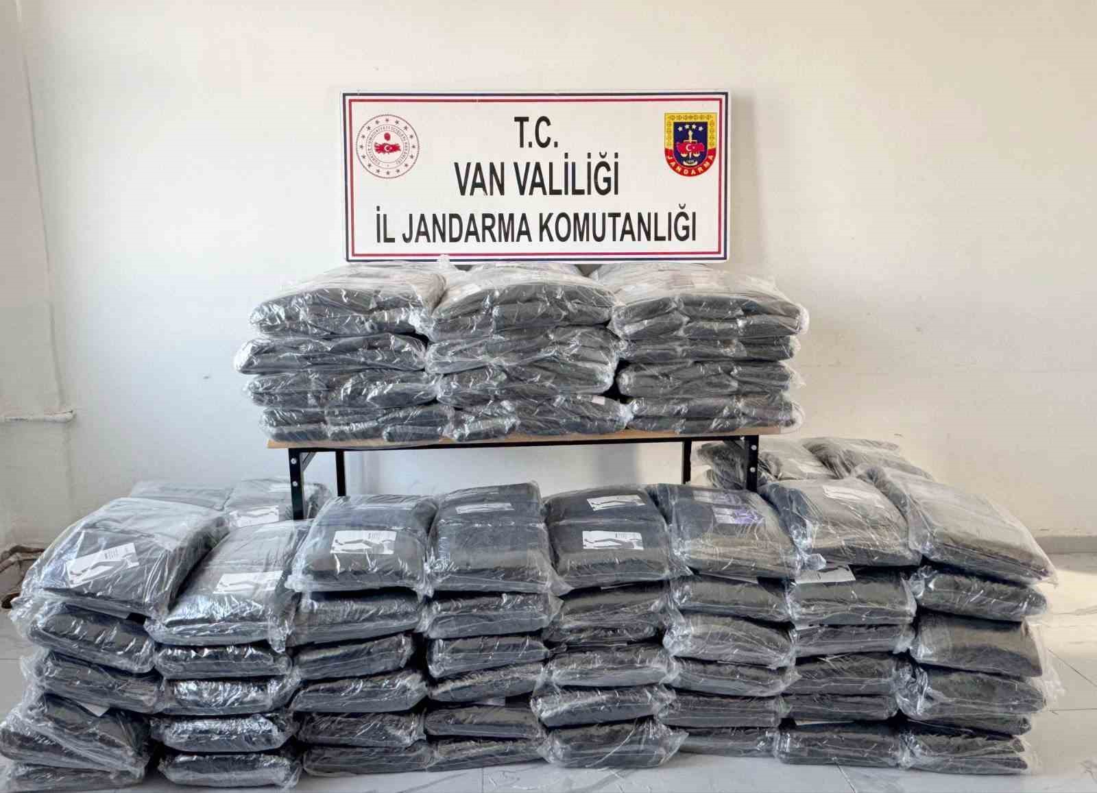 Başkale’de gümrük kaçağı malzemeler ele geçirildi