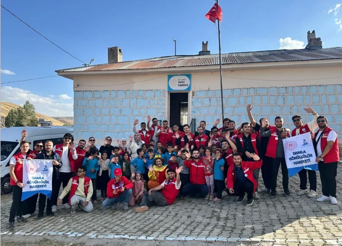 Hamur&rsquo;da Damla Gönüllülük Hareketi projesi gençlerle buluştu