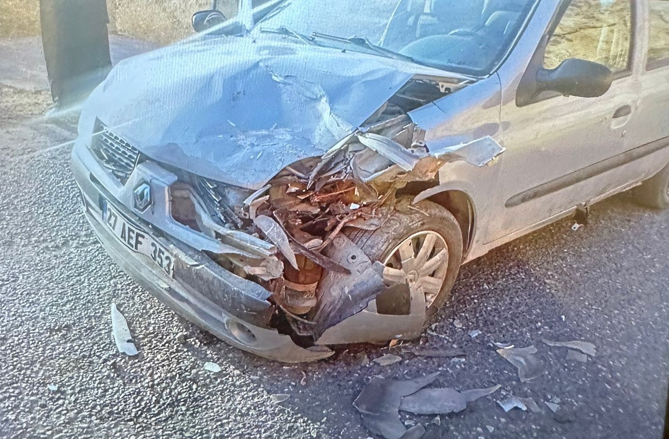 Otomobil ile kamyonet çarpıştı: 3 yaralı