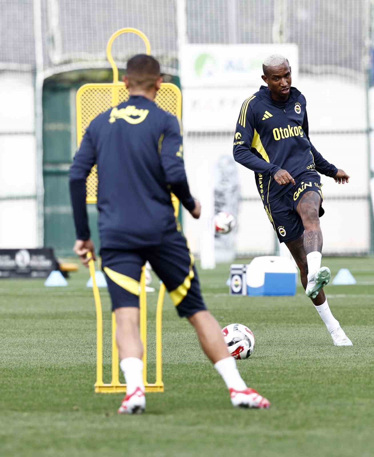 Jhon Duran, bireysel saha çalışmalarına başladı
