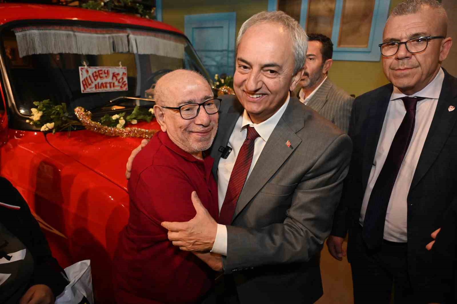Çiçek Abbas, yıllar sonra minibüsüyle buluştu
