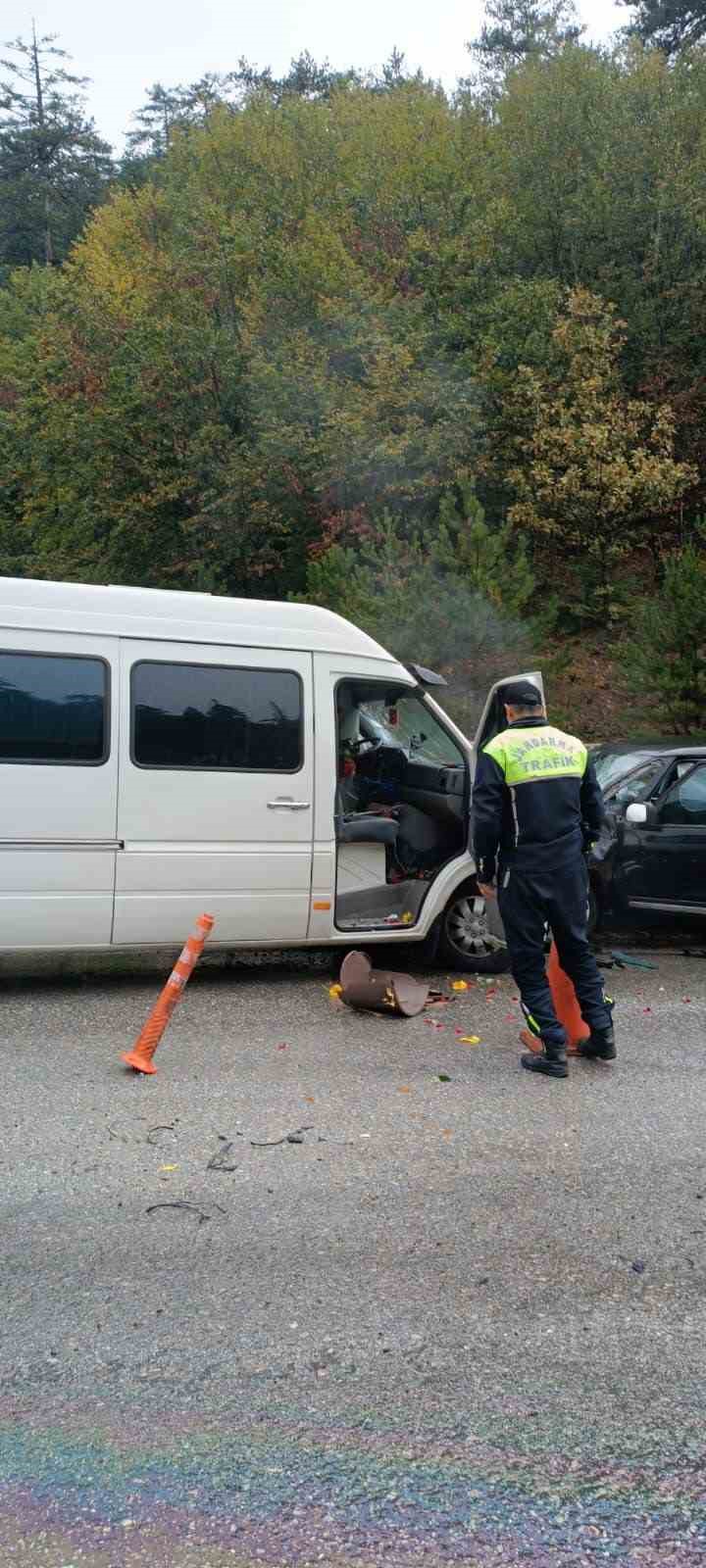 Karşı şeride geçen minibüsle otomobil kafa kafaya çarpıştı: 1 yaralı
