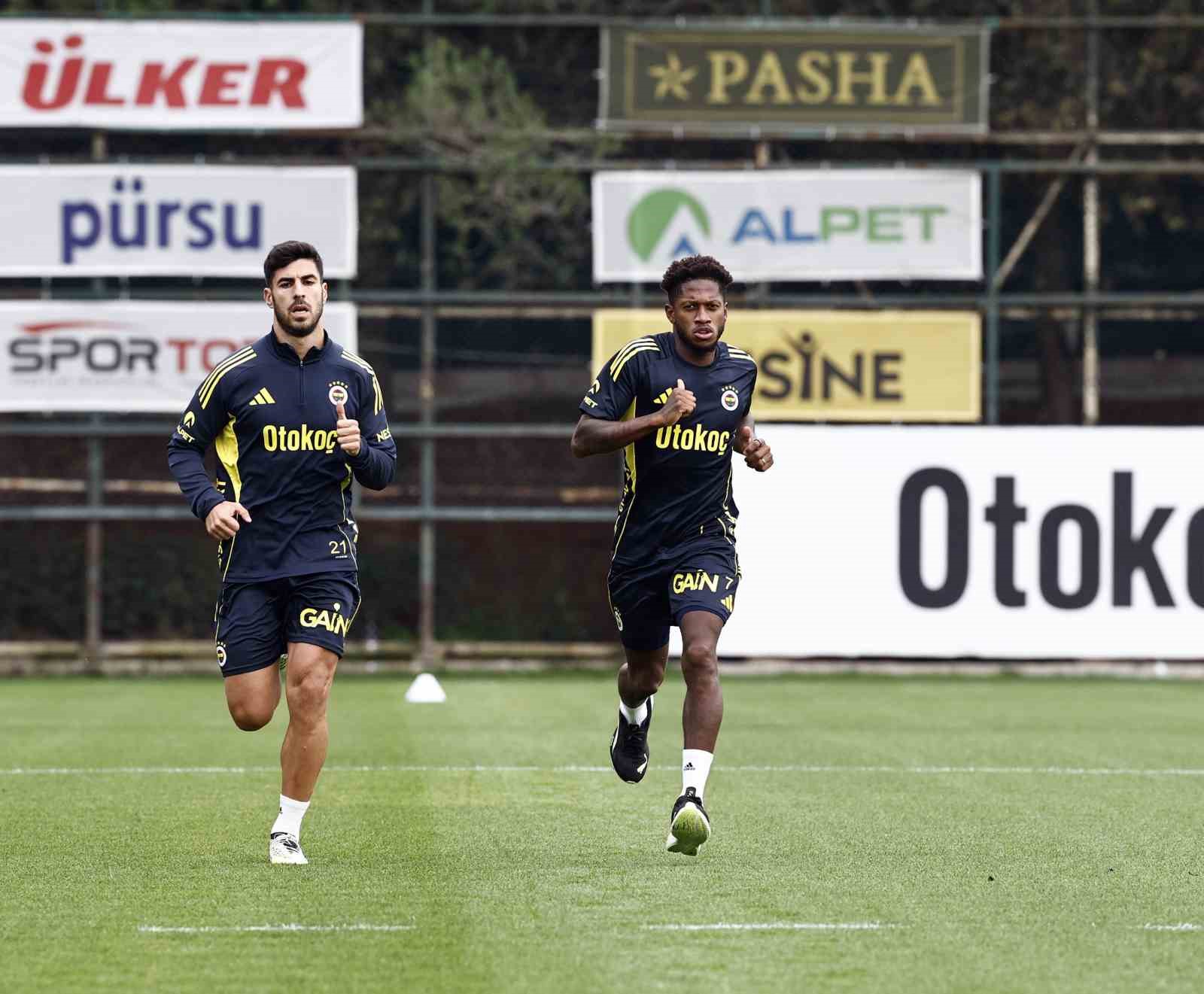 Fenerbahçe, günü iki antrenmanla tamamladı
