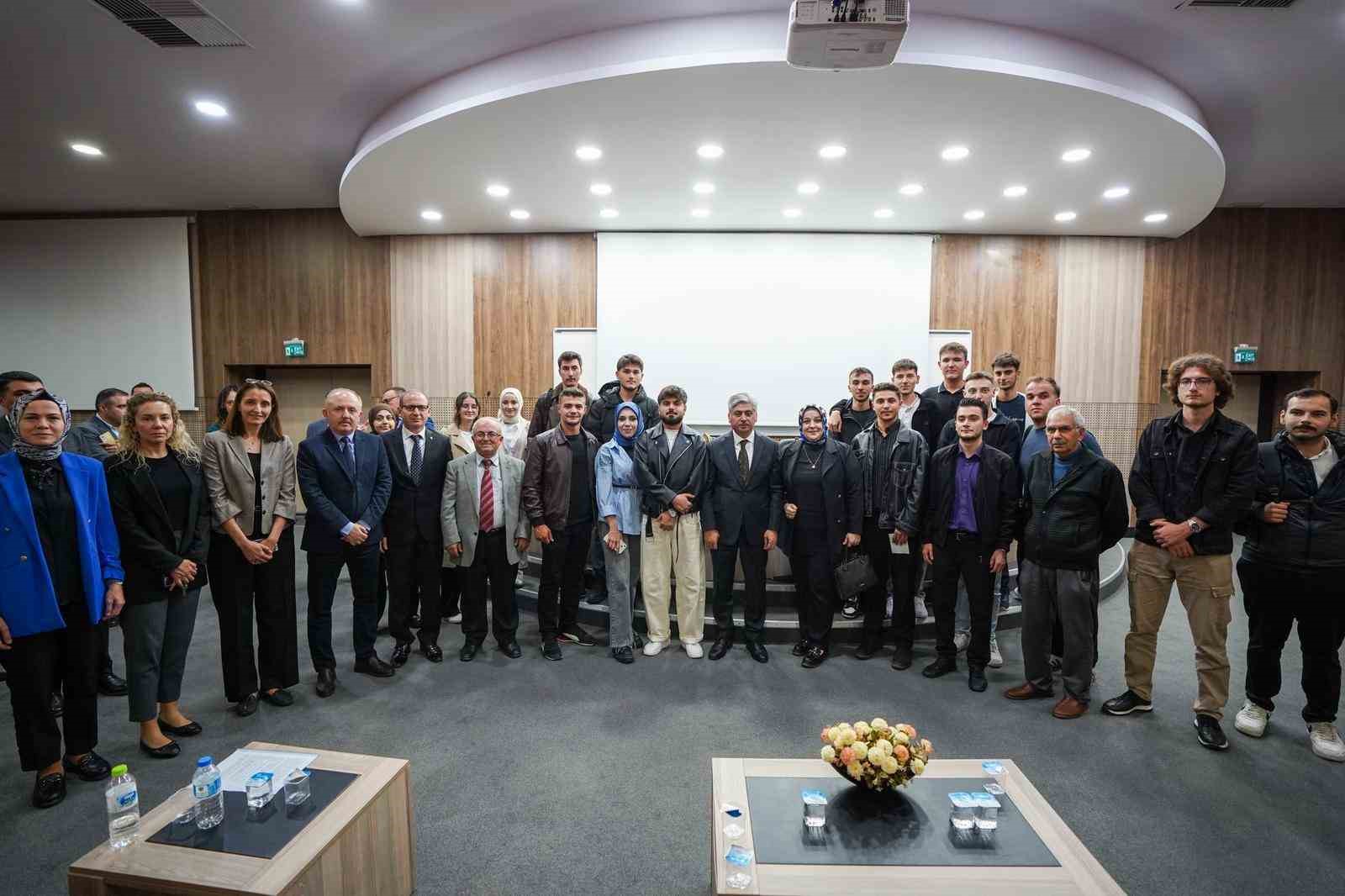 Vali Doğan, &uuml;niversite &ouml;ğrencileri ile kariyer tecr&uuml;belerini paylaştı
