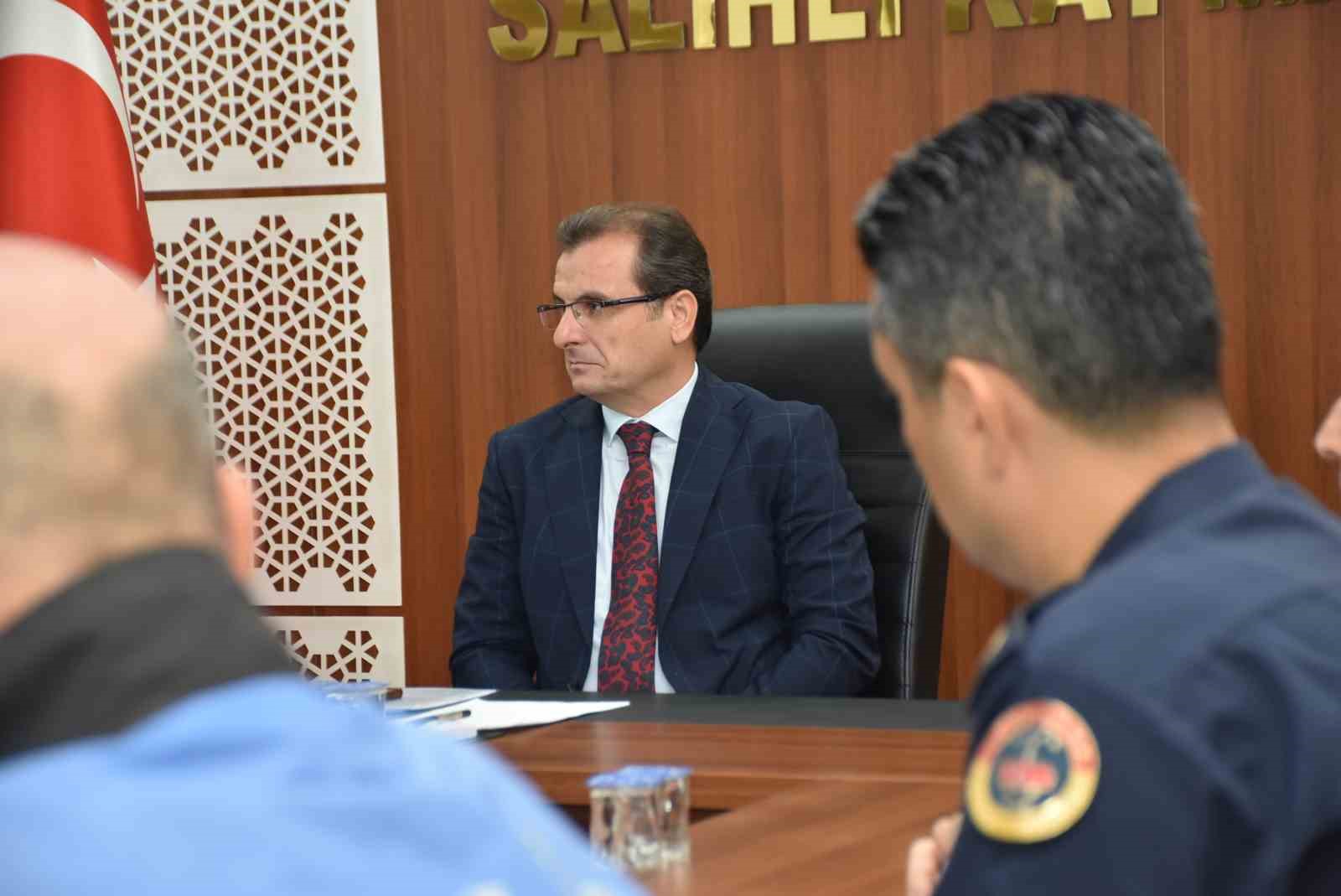 Salihli&rsquo;de metruk binalar masaya yatırıldı
