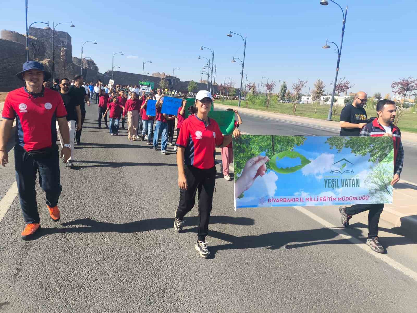 Diyarbakır&rsquo;da &rsquo;yeşil vatan, temiz hava&rsquo; y&uuml;r&uuml;y&uuml;ş&uuml;
