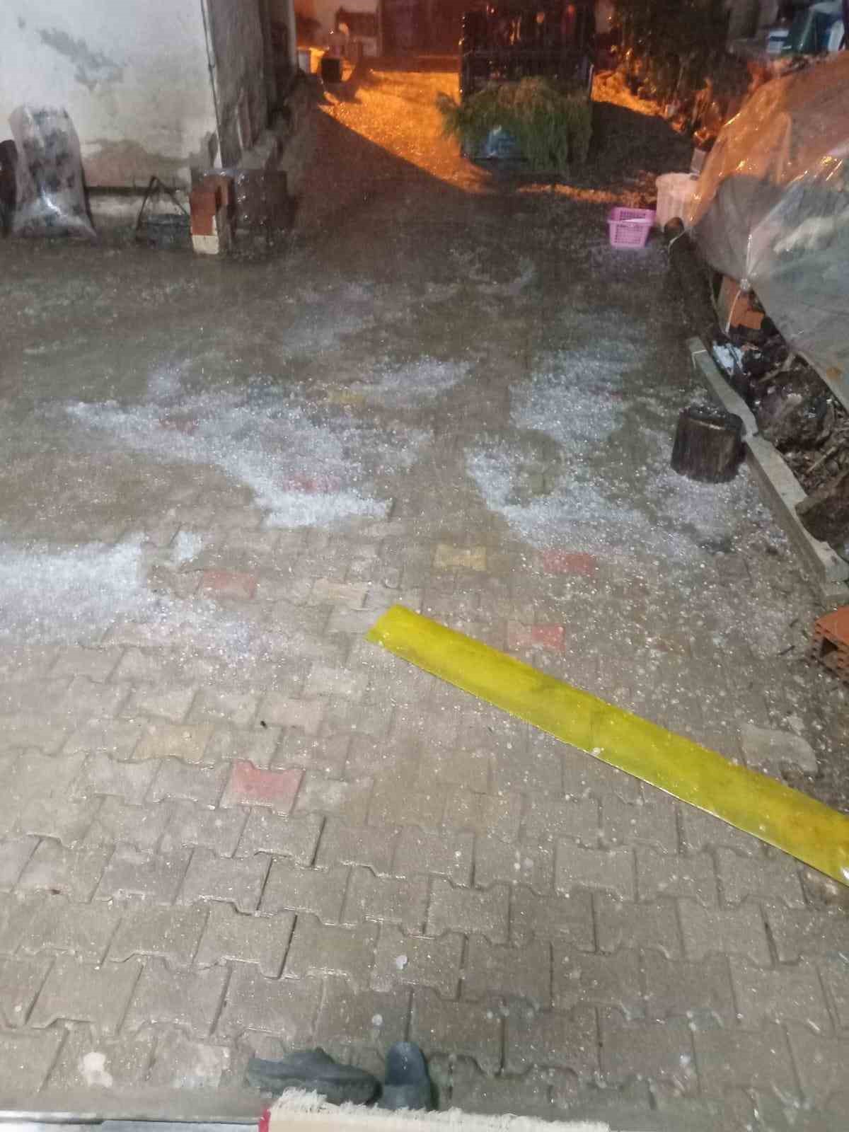 Manisa’da ceviz büyüklüğünde dolu yağdı