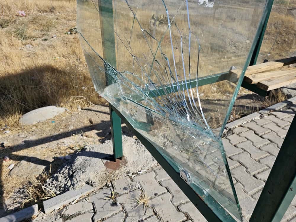 Elazığ’da şehir magandaları durağın camlarını kırdı