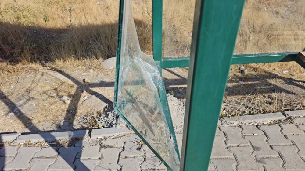 Elazığ&rsquo;da şehir magandaları durağın camlarını kırdı
