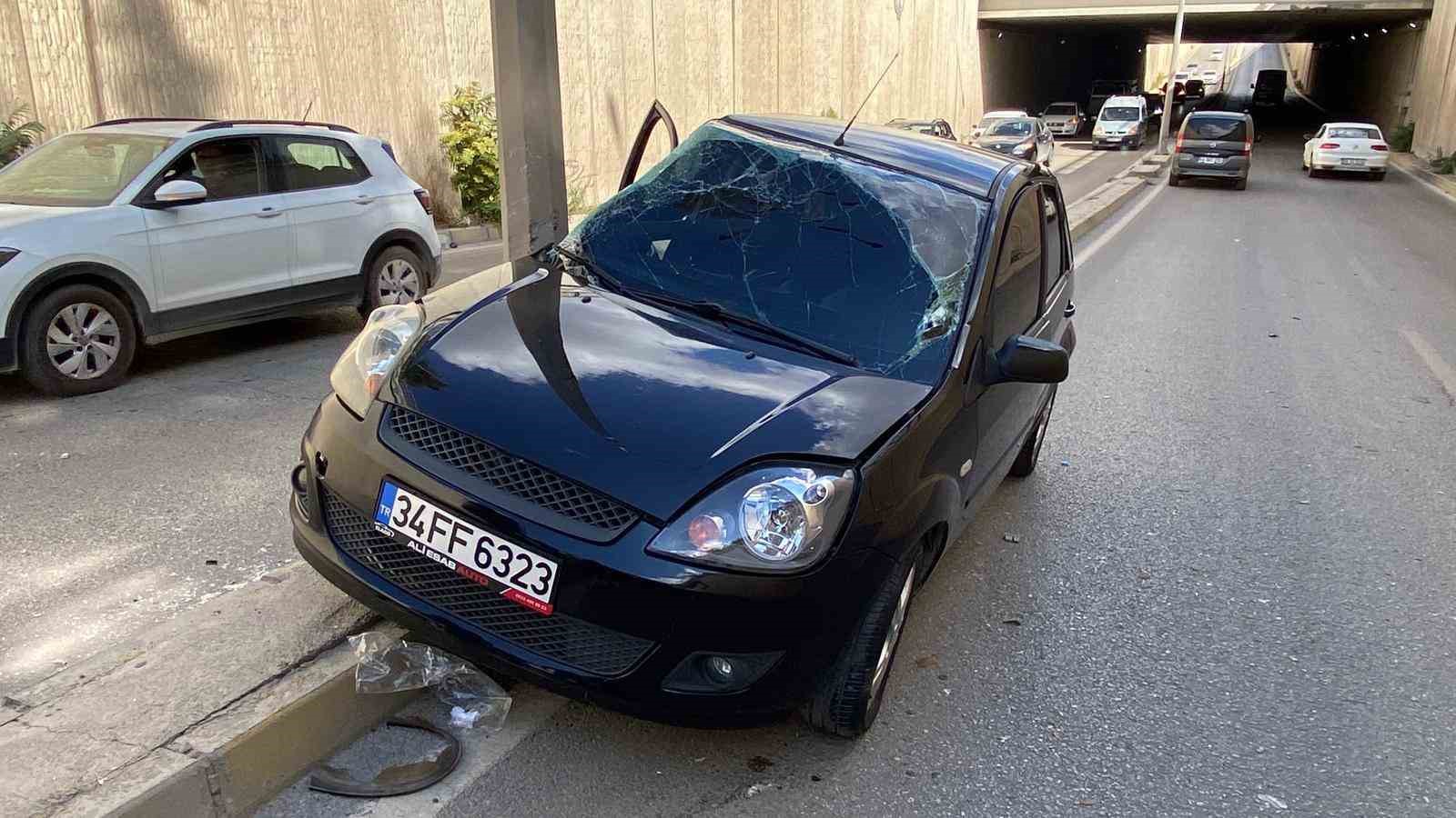 Otomobil aydınlatma direğine &ccedil;arptı: 3 yaralı
